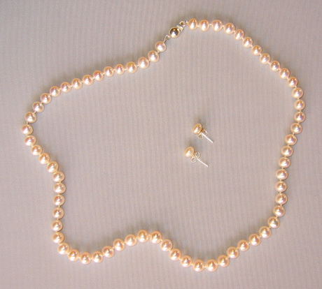 white pearrl necklace and earrings white pearrl necklace and earrings
